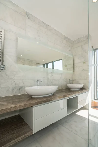Красивая ванная комната современного дома — стоковое фото
