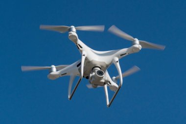 Dörtlü helikopter gökyüzünde yüksek çözünürlüklü dijital kamerayla