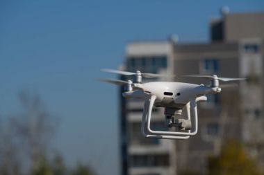 Moscow, Rusya Federasyonu - 24 Eylül, 2017: ile DJI indeks işlem Phantom 4 pro quadcopte