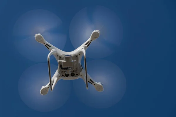 Drone quad copter με ψηφιακή κάμερα υψηλής ανάλυσης στον ουρανό — Φωτογραφία Αρχείου