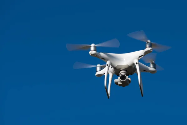 Copter drone quad avec appareil photo numérique haute résolution sur le ciel — Photo