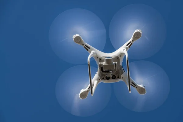 Drone quad copter με ψηφιακή κάμερα υψηλής ανάλυσης στον ουρανό — Φωτογραφία Αρχείου