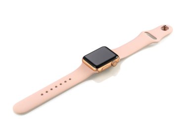 Moskova, Rusya - 07 Ekim 2017: Yeni Apple Watch serisi 3 altın