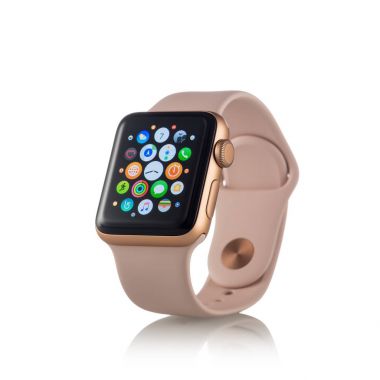 Moskova, Rusya - 07 Ekim 2017: Yeni Apple Watch serisi 3 altın