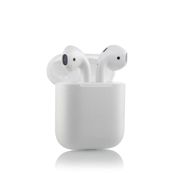 Moscow, Oroszország - 2017. október 07.: Apple-Airpods vezeték nélküli Blueto — Stock Fotó