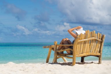 Genç güzel kadın zevk yaz tatili, plajda dinlenebilir, toplam