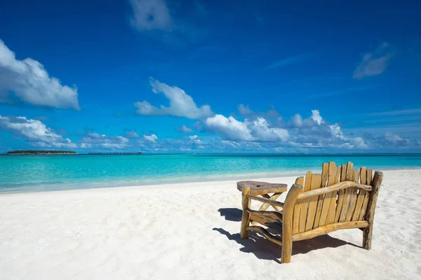 Lugar sentado e mesa em uma praia tropical — Fotografia de Stock
