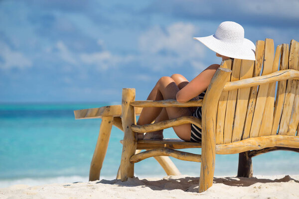 Молодая красивая женщина наслаждается летним отпуском, пляжным отдыхом, суммой
