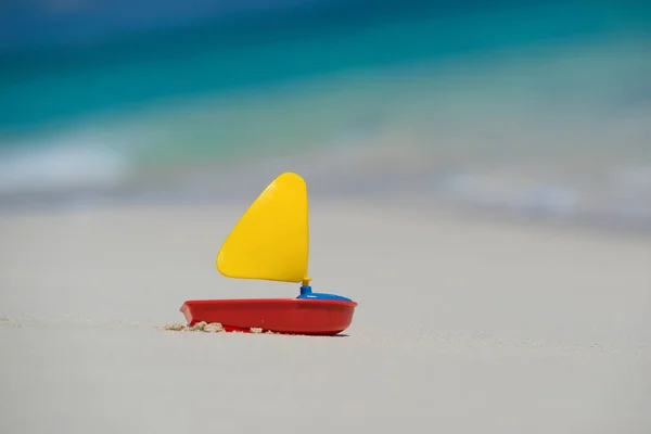 Statek zabawka na tropikalnej plaży, wakacje. Podróżnik marzenia praktyczno — Zdjęcie stockowe