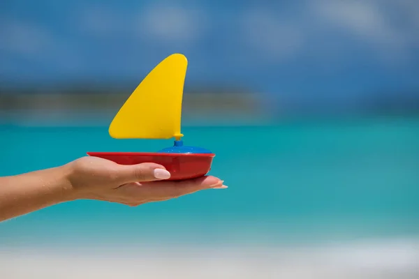Toy πλοίο στην τροπική παραλία, διακοπές. Ταξιδιώτης όνειρα πρωτότ — Φωτογραφία Αρχείου