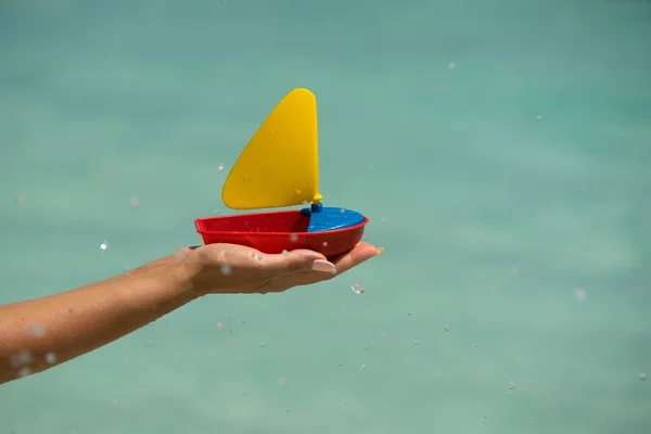 Toy ship on the tropical beach, vacation. Traveler dreams concep — Stock Photo, Image