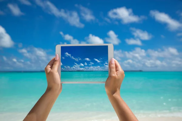Frau hält Tablet-Computer mit Bildschirm am tropischen Meer. Nein. — Stockfoto