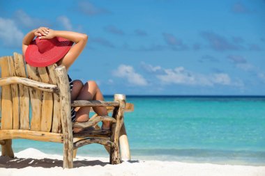 Genç güzel kadın zevk yaz tatili, plajda dinlenebilir, toplam