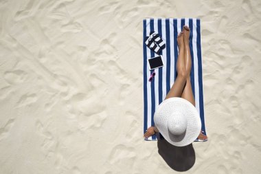 Yaz tatil moda kavramı - kadın giyiyor güneş şapka bronzlaşma bir
