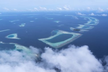 Atolls, Hint Okyanusu Mal üzerinde deniz uçağı penceresinden havadan görünümü