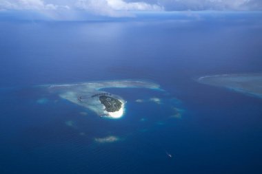 Atolls, Hint Okyanusu Mal üzerinde deniz uçağı penceresinden havadan görünümü