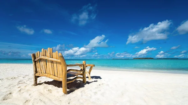 Lugar sentado e mesa em uma praia tropical — Fotografia de Stock