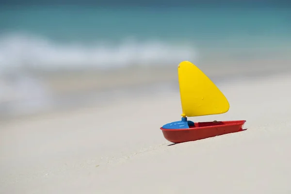 Toy ship on the tropical beach, vacation. Traveler dreams concep — Stock Photo, Image