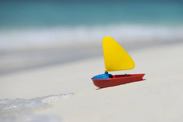 Statek zabawka na tropikalnej plaży, wakacje. Podróżnik marzenia praktyczno — Zdjęcie stockowe