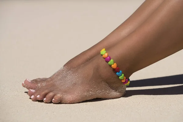 Strand reizen - vrouw gezeten op zand strand. Close-up detail van fem — Stockfoto