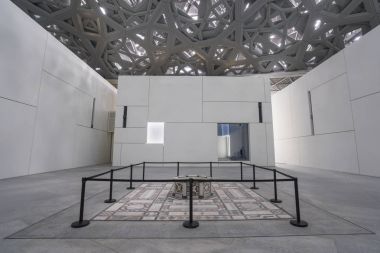 Abu Dhabi, Birleşik Arap Emirlikleri, 04 Ocak 2018: iç Louvre Müzesi, Abu Dhabi, gösteren yansımaları 