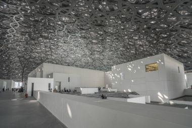 Abu Dhabi, Birleşik Arap Emirlikleri, 04 Ocak 2018: iç Louvre Müzesi, Abu Dhabi, gösteren yansımaları 