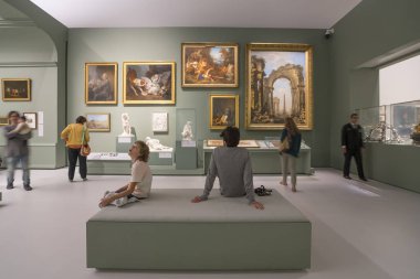 Abu Dabi yeni Louvre Müzesi'nde sergilenen bakarak insanlar
