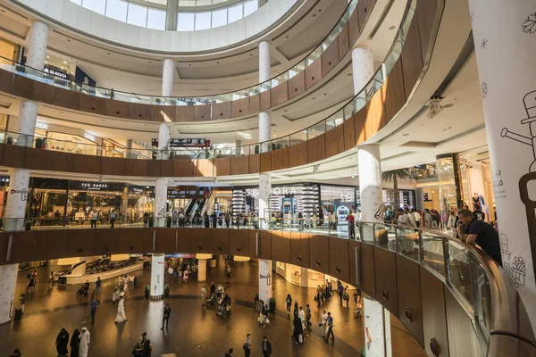 DUBAI, Emirados Árabes Unidos - JANEIRO 06,2018: dentro do Dubai Mall. O Dubai M — Fotografia de Stock