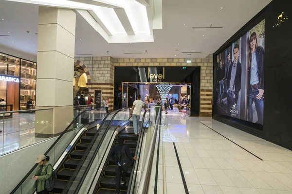 DUBAI, Emirados Árabes Unidos - JANEIRO 06,2018: dentro do Dubai Mall. O Dubai M — Fotografia de Stock