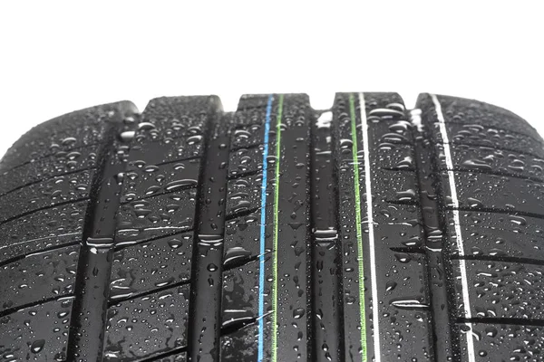 Detailní záběr nové pneumatiky izolovaných na bílém pozadí — Stock fotografie