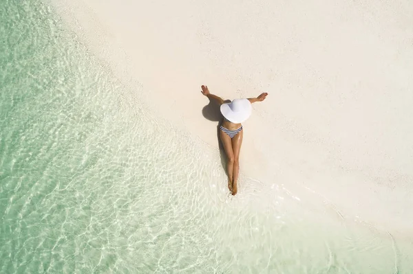 Zomer vakantie mode concept-Tanning meisje dragen zonnehoed op — Stockfoto