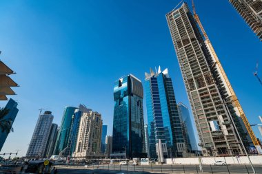 Doha, Katar - 23 Kasım 2019: The West Bay City silueti 