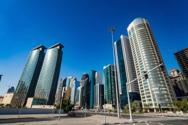Doha, Katar - 23 Kasım 2019: The West Bay City silueti 