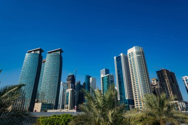 Doha, Katar - 23 Kasım 2019: The West Bay City silueti 