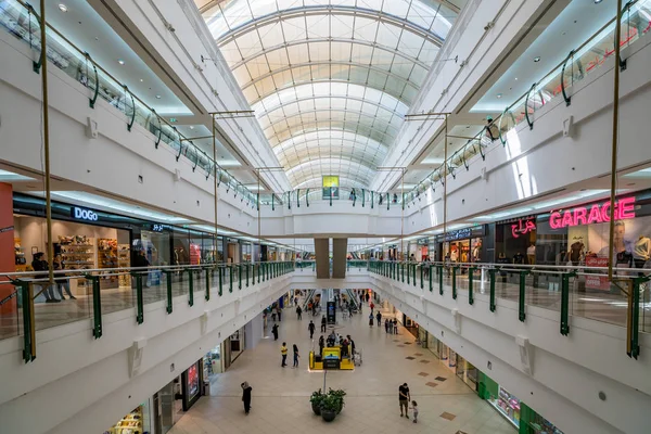 DOHA, QATAR - NOVEMBRO 23, 2019: Vista interna O Shoppi mais movimentado — Fotografia de Stock