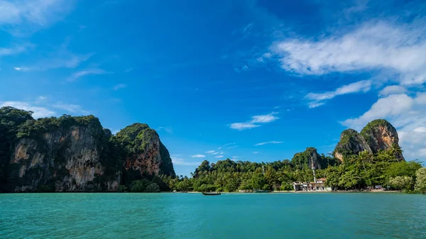 Krabi, Thailand - November 23, 2019: Railay beach in Krabi, one — 图库照片