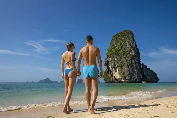 Mladý šťastný pár na tropické pláži během letních prázdnin. ▲ an — Stock fotografie