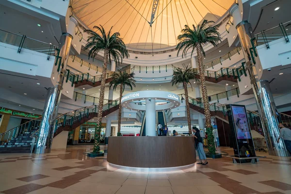 DOHA, QATAR - NOVEMBRO 23, 2019: Vista interna O Shoppi mais movimentado — Fotografia de Stock