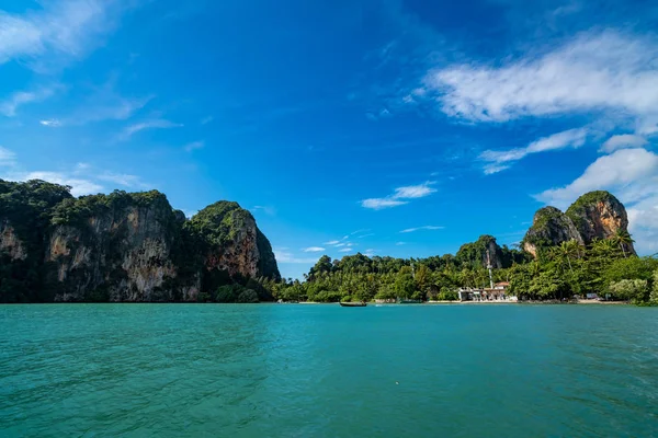 Krabi, Thailand - November 23, 2019: Railay beach in Krabi, one — 图库照片