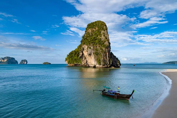 Krabi, Thailand - November 28, 2019: Railay beach in Thailand, K — 图库照片