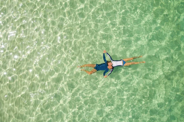 Romantisch koppel snorkelen in de zee in huwelijksreis — Stockfoto