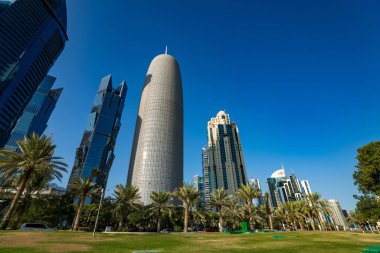 Doha, Katar - 23 Kasım 2019: The West Bay City silueti 