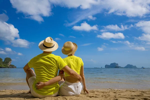 Jeune couple heureux sur la plage tropicale pendant les vacances d'été. thaïlandais — Photo