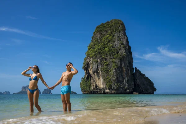 Joven pareja feliz en la playa tropical en las vacaciones de verano. Tailandesas —  Fotos de Stock