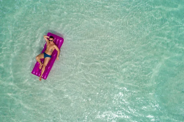 Zomer vakantie mode concept - zonnebank man aan het strand op een t — Stockfoto