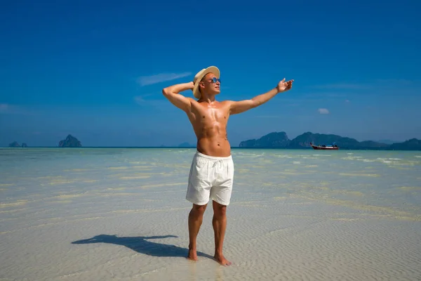 Sexy man with muscular torso enjoy sunny day on Thailand beach. — 图库照片