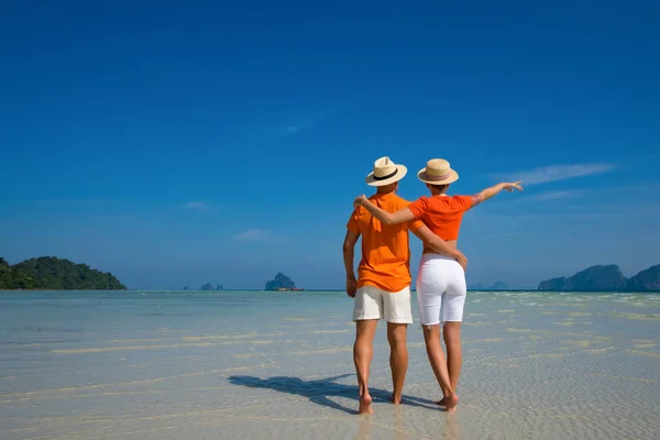 Joven pareja feliz en la playa tropical en las vacaciones de verano. Tailandesas —  Fotos de Stock