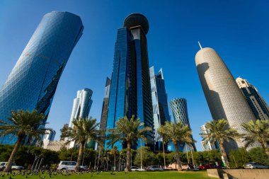 Doha, Katar - 23 Kasım 2019: The West Bay City silueti 