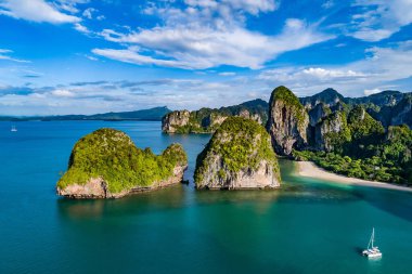 Tayland, Krabi 'deki Railay plajı, tropik hava manzarası.