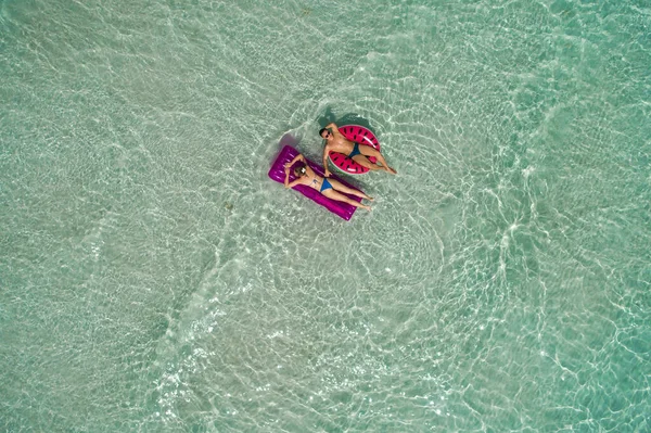 Yaz Tatili Moda Kavramı Kumsalda Solaryum Renkli Bir Çift Yukarıdan — Stok fotoğraf